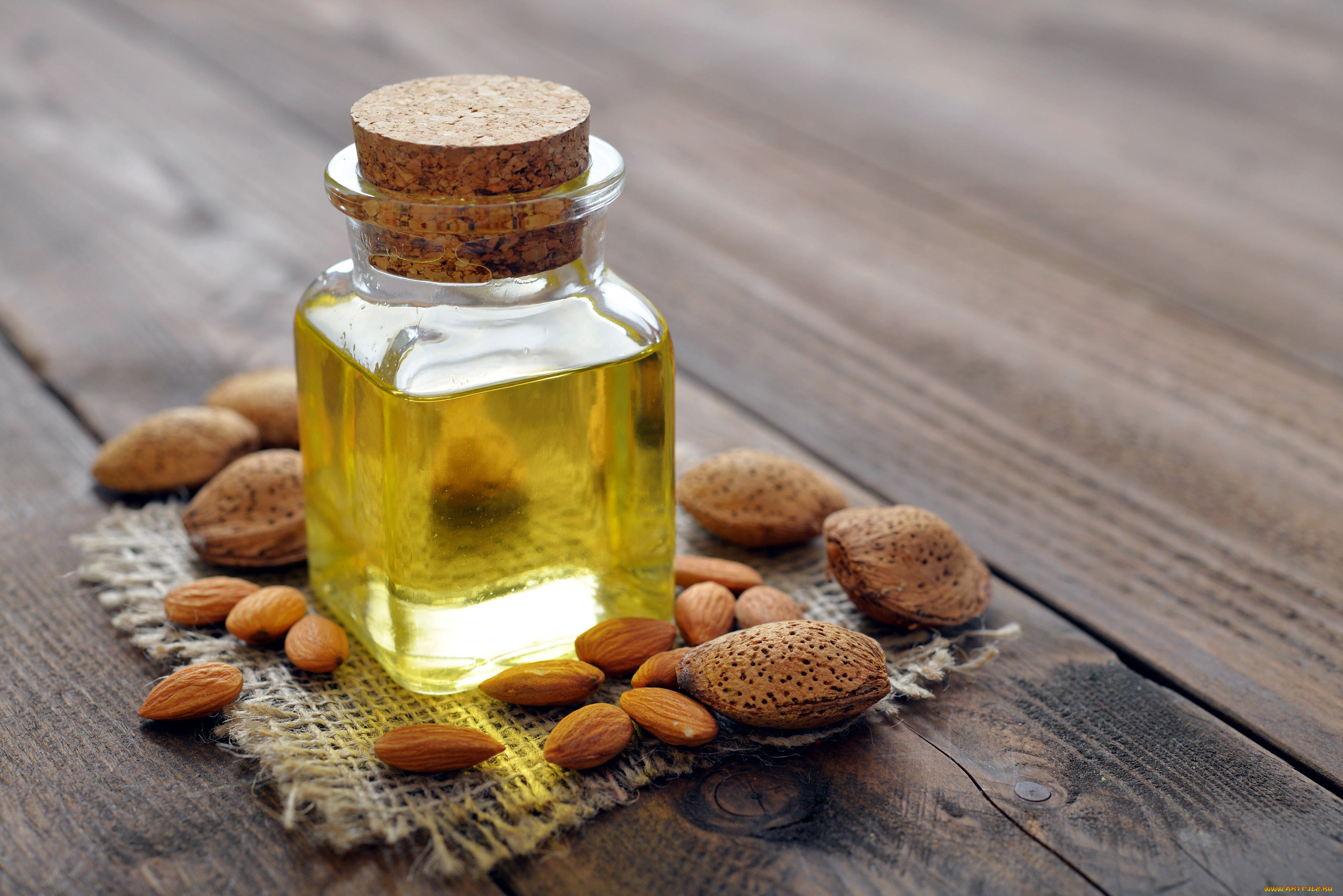 Употребление масла. Алмонд масло. Sweet Almond Oil. Миндальное масло. Миндальное масло холодного отжима.